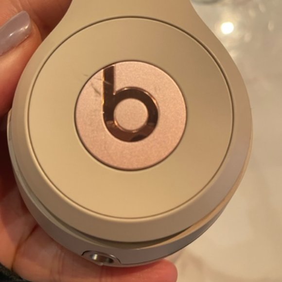 Beats by Dre Solo 2 Rose Gold Wireless Headphones - Picture 2 of 7